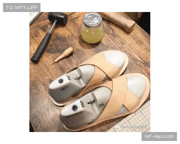 伊布今天居然在家穿着拖鞋直播，网红生活不过如此吧？